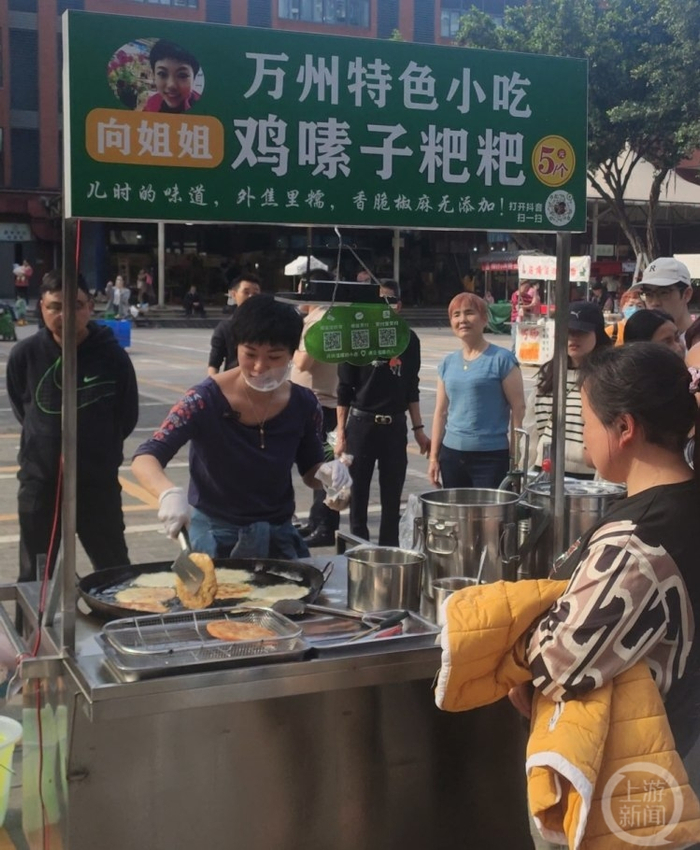 △民心佳园夜市新址试营业，摊主早早来到现场