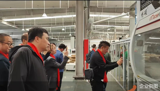 经销商等一行正在参观东方弘叶智能化生产车间