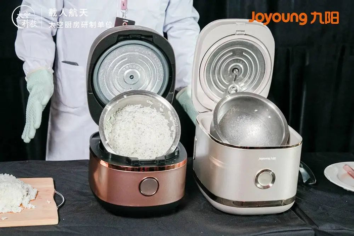 米饭倒扣实验：左为普通不锈钢内胆，右为九阳0涂层不粘电饭煲