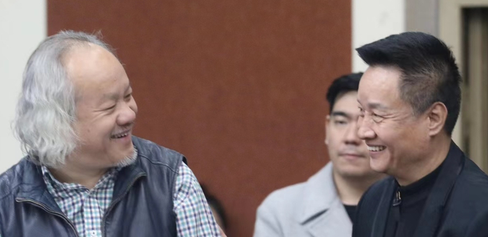 66岁阎维文举办庆功宴,论斤喝五粮液太豪爽,近照满脸皱纹显苍老__财经头条__新浪财经