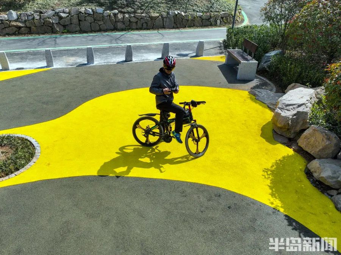 记者骑行途中，在浮山航拍