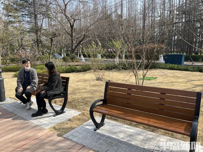 市民在绿道旁的座凳上聊天