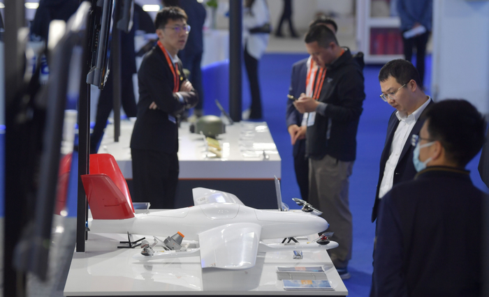 现场展示的纯电动垂直起降固定翼无人机。新京报记者 李木易 摄