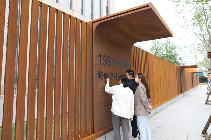 功勋大道南侧的景观长廊设置了5块文字墙，讲述北京卫星制造厂的发展历程。  新京报记者 浦峰 摄