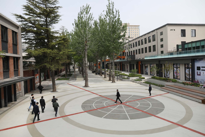 参观嘉宾走过改造一新的东方红广场。  新京报记者 浦峰 摄