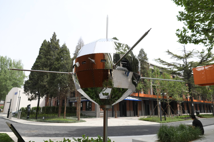 矗立在功勋大道尽头的“东方红一号”卫星1:1比例模型。  新京报记者 浦峰 摄