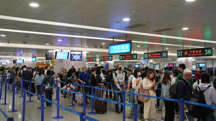 上海机场边检站开足通道，全力保障旅客通关顺畅。石明明 摄