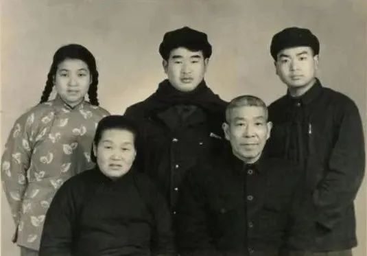 青年时代的王铁仙（后排右一）与父母兄姐等合影