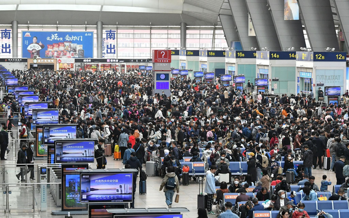 4月28日上午，北京南站迎来了“五一”假期客流高峰。新京报记者 王贵彬 摄