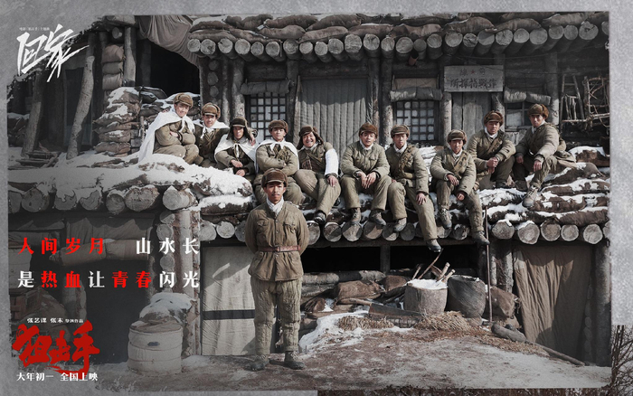 这几年，张艺谋一直在尝试不同类型题材的作品。（上图：电影《悬崖之上》，下图：电影《狙击手》）