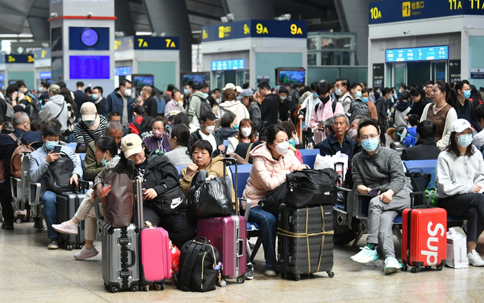 4月28日，北京南站，候车室内几乎没有空余座位。新京报记者 王贵彬 摄