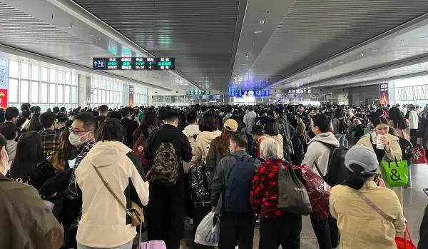 上海火车站候车厅。受访者 供图