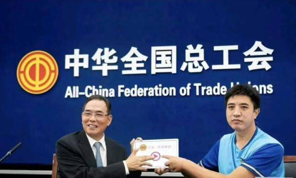 2020年8月，郭锋作为一线抗疫代表，登上全国总工会的新闻发布会，向全社会讲述网约送餐员的抗疫故事。受访者供图