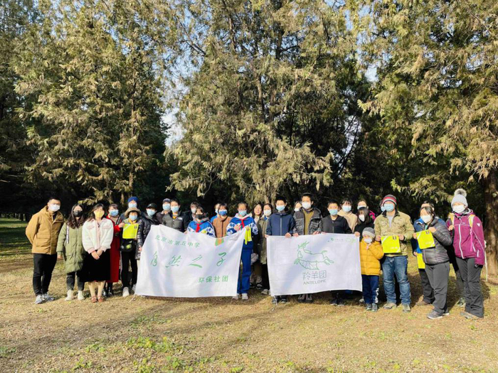 北京市第五中学的学生和家长开展“帕系自然”环保宣传活动。北京市第五中学供图