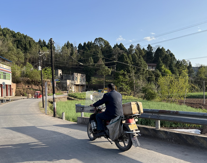 王水兴去接收快递包裹