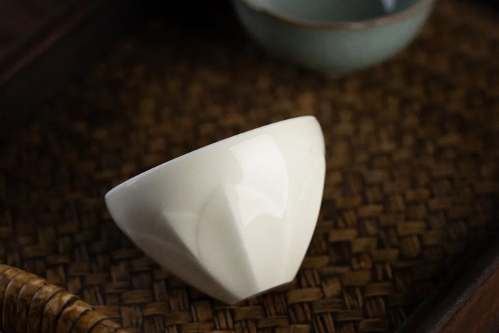 监制款落有印款“形”字，亲制款则落有繁体“弘传”