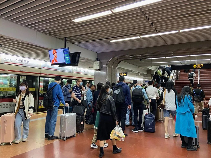 上海火车站地铁站，出地铁的客流。澎湃新闻记者 陈悦 图