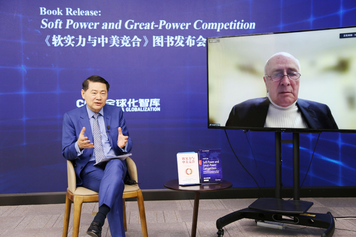 CCG理事长王辉耀和美国知名国际关系学者、哈佛大学教授约瑟夫·奈进行对谈。CCG供图