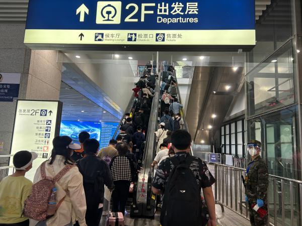 4月28日，上海虹桥火车站，旅客们源源不断进入虹桥站出发层。澎湃新闻记者 李佳蔚 图