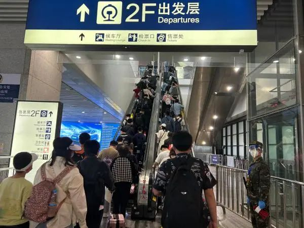 4月28日，上海虹桥火车站，旅客们源源不断进入虹桥站出发层。澎湃新闻记者 李佳蔚 图