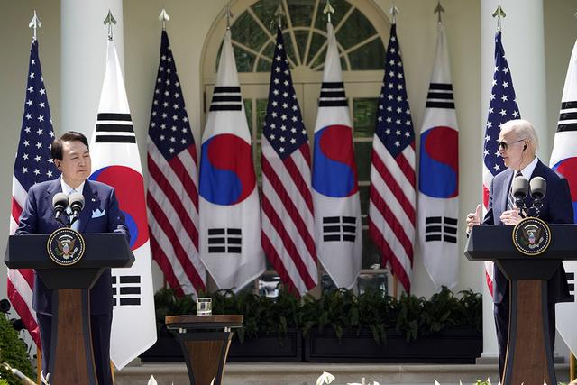 当地时间2023年4月26日，美国华盛顿特区，美国总统拜登与韩国总统尹锡悦在新闻发布会上发表讲话。 视觉中国 图