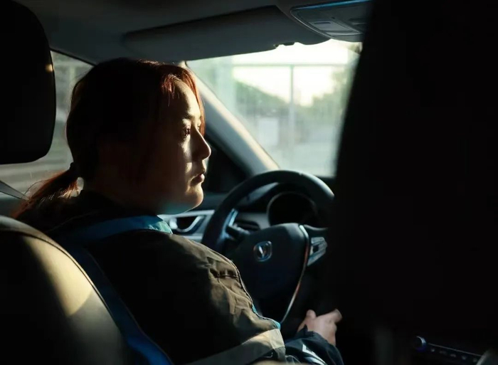  图为田丹在送药途中。