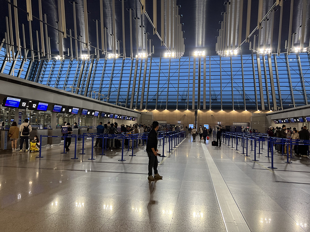 凌晨5点，东航经济舱值机柜台已在排队。澎湃新闻记者 陈逸欣 图