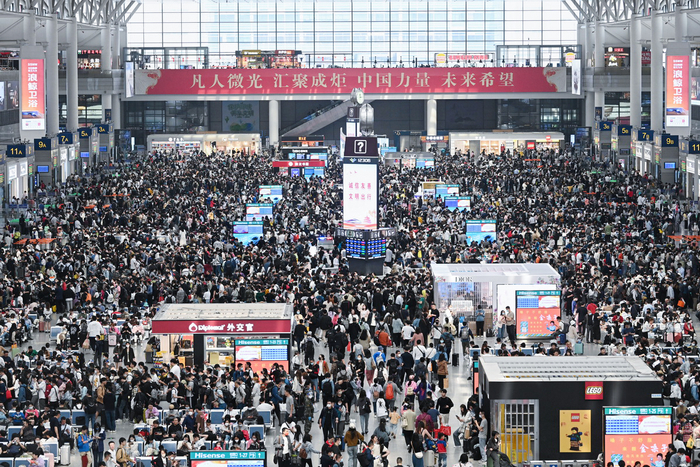 2023年4月28日，上海虹桥站迎来大客流。澎湃新闻记者 朱伟辉 图