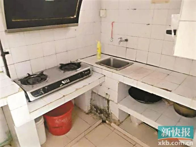 厨房十分陈旧，有大片黑色污渍。