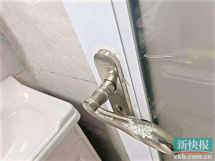 房间窗帘有明显污渍，墙壁开裂，卫生间门把手涂层脱落。