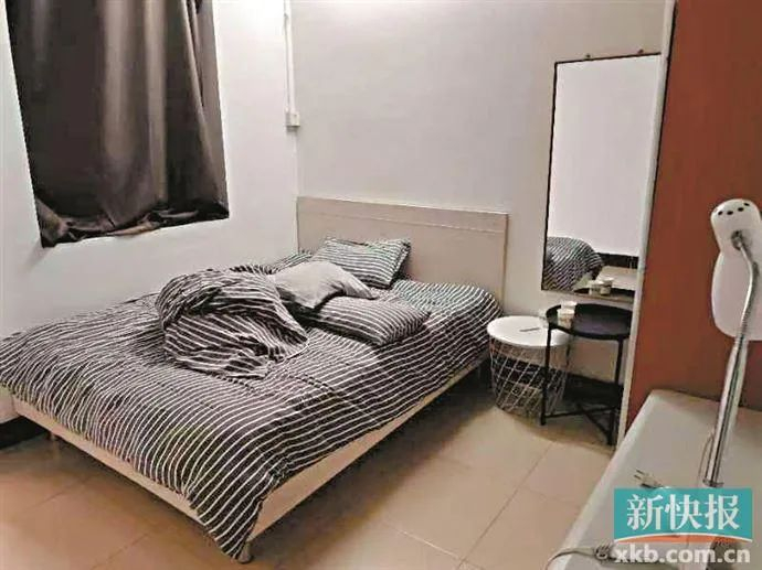 上一位住客留下的凌乱床铺没有整理。