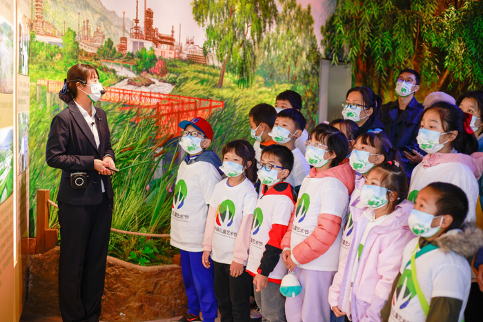 孩子们参观生态环境教育基地。北京市生态环境保护宣传中心供图