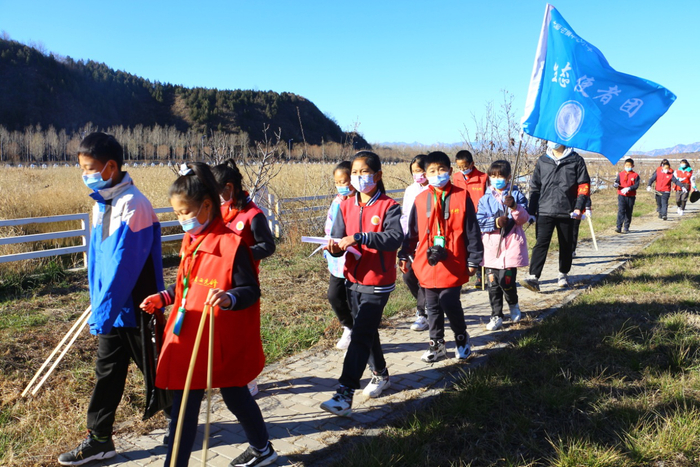 密云区太师屯镇中心小学“生态使者团”开展环保宣传。密云区太师屯镇中心小学供图