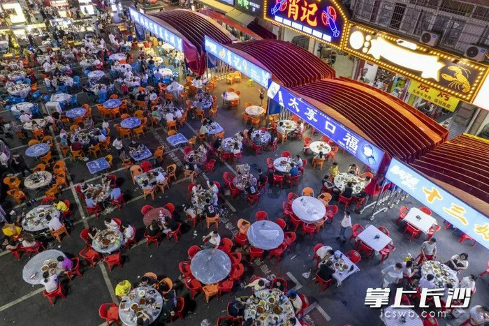 四方坪夜市。资料图片