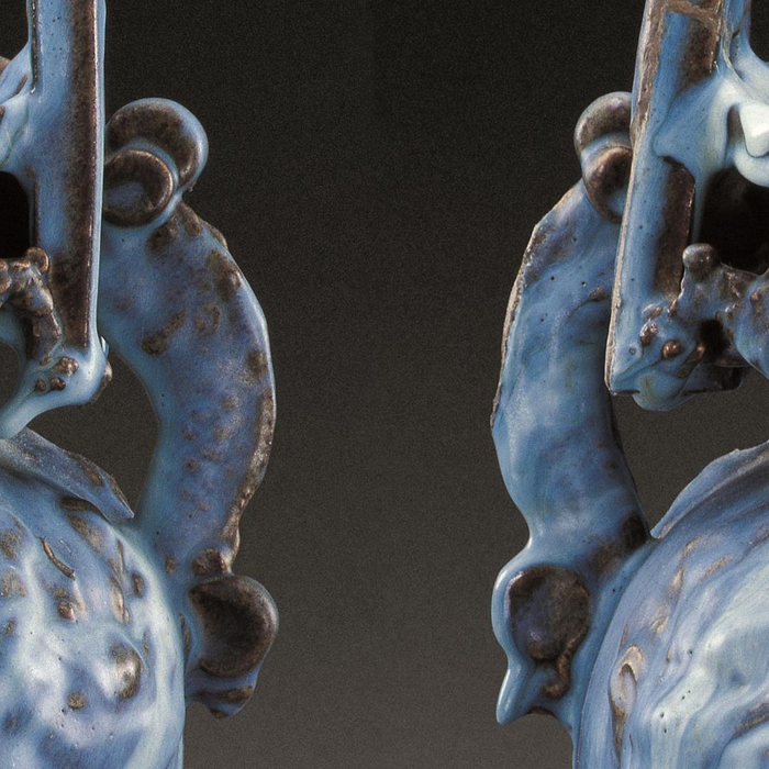 △香炉两侧的兽形耳