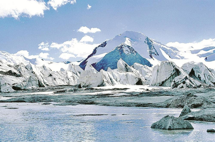 长江支流聂恰曲源头地区的冰川。图片由治多县委宣传部提供