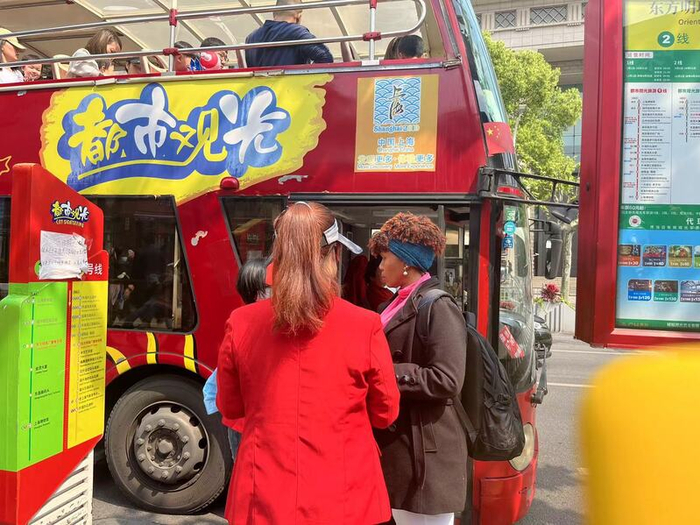 观光巴士很受游客欢迎。