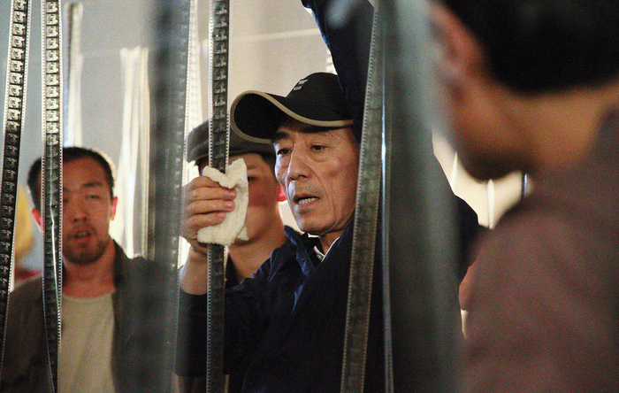 张艺谋在电影《一秒钟》片场。  受访者供图