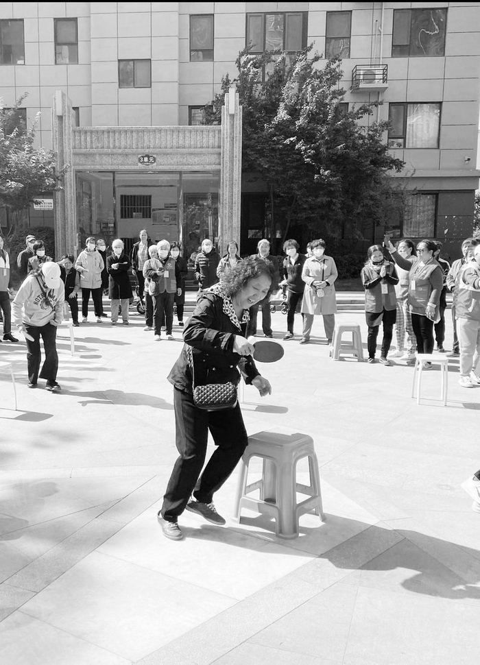 　　　　图为居民群众体验“乒乓球拍颠球跑”。　　（天苑街道　　供图）
