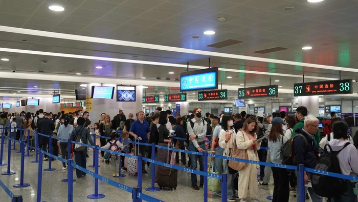 上海机场边检站开足通道，全力保障旅客通关顺畅。石明明 摄