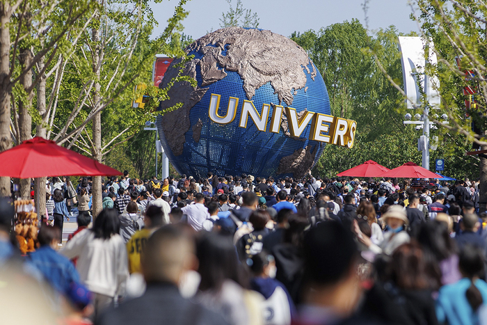 　　2023年4月29日，北京，2023五一假期首日，北京环球度假区人气爆棚，早晨8时许，游客排队进入园区。