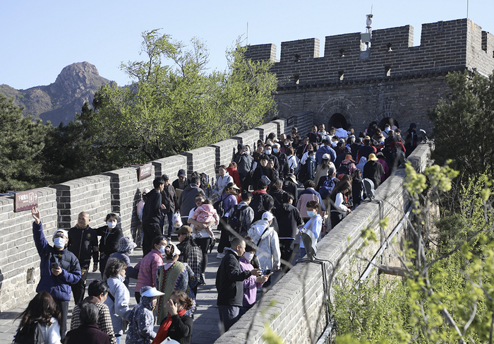 　　2023年4月29日，北京，游客在八达岭长城游玩。当日是“五一”假期第一天，北京市八达岭长城游人如织，人们享受假日时光。&nbsp; 本文图片 视觉中国、IC photo 图