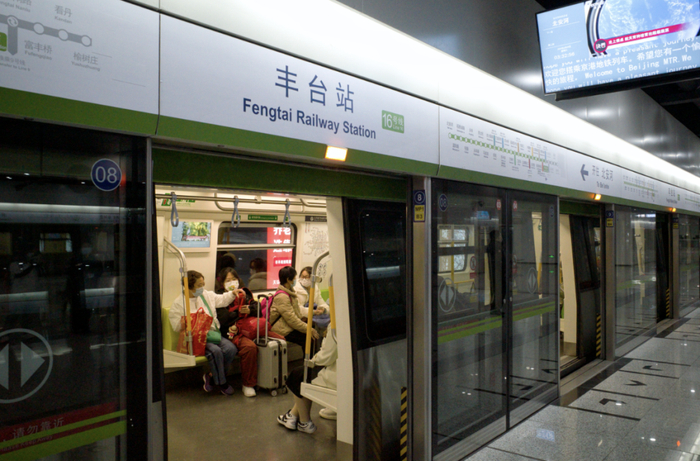 ▲今天，北京地铁16号线首班车提前至3点。新京报记者 王贵彬 摄