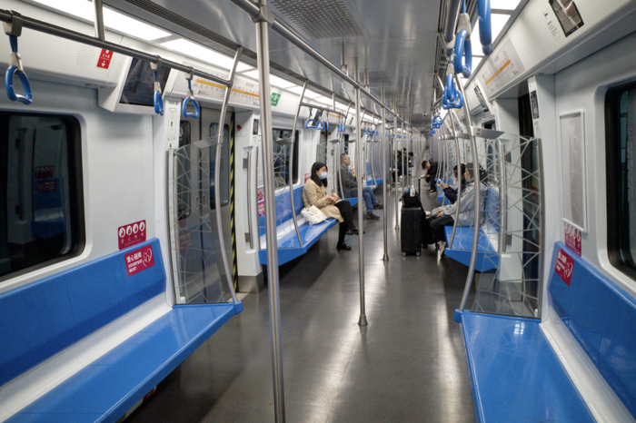 ▲昨夜今晨，北京地铁7号线上行采取不停运措施。新京报记者 王贵彬 摄