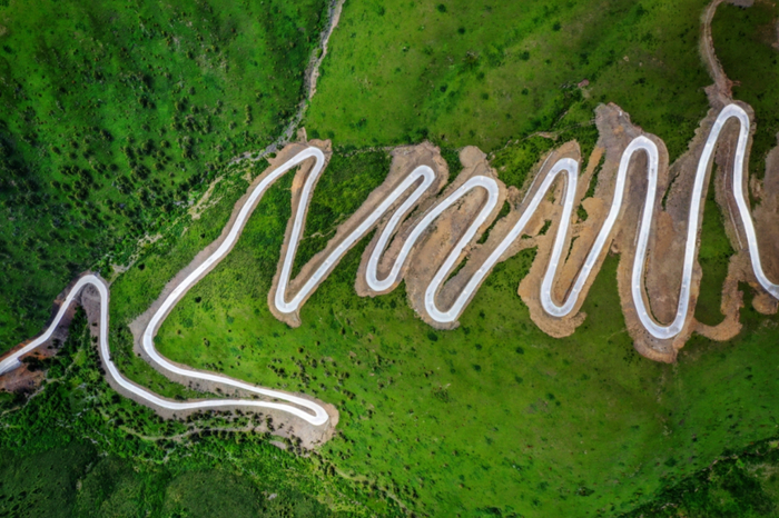 尚蓝天路。来源：壤塘县委宣传部