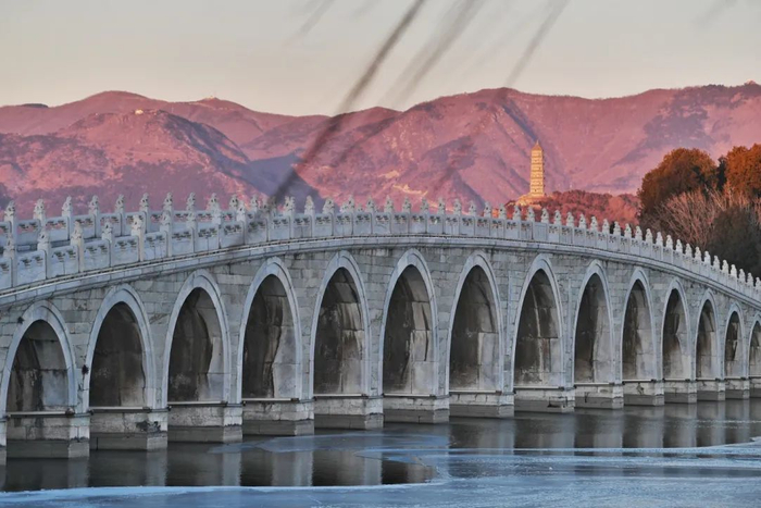 ▲颐和园，晨光中的十七孔桥。  新京报记者 李木易 摄