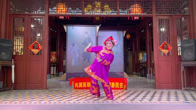 吴润珠解释火鼎公婆的舞步。澎湃新闻记者 钱成熙 图