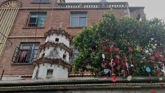 定心塔藏身在民居之中。澎湃新闻记者 钱成熙 图