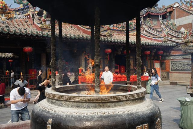 在关岳庙“拜拜”的背后，是泉州人对美好生活的向往。澎湃新闻记者 钱成熙 图
