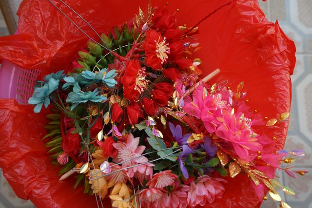 黄丽泳制作的绢花。澎湃新闻记者 钱成熙 图